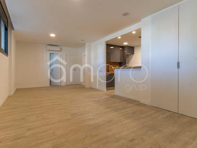 Piso en venta en Vilanova i la Geltrú, Centrevila Costa Dorada. Acogedora planta baja a pie de calle con 2 habitaciones, cocina americana, baño con ducha y armario empotrado. Excelente ubicación.
