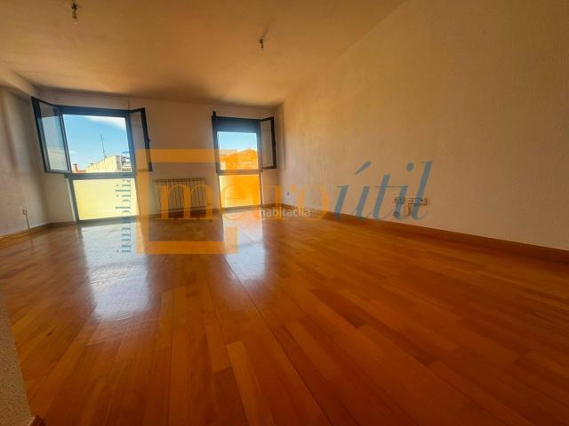Piso en venta en Villares de la Reina. EN VILLARES DE LA REINA, INCLUIDA PLAZA DE GARAJE MUY AMPLIA, vivienda MUY luminosa construida en el 2006. Pisos Villares de la.