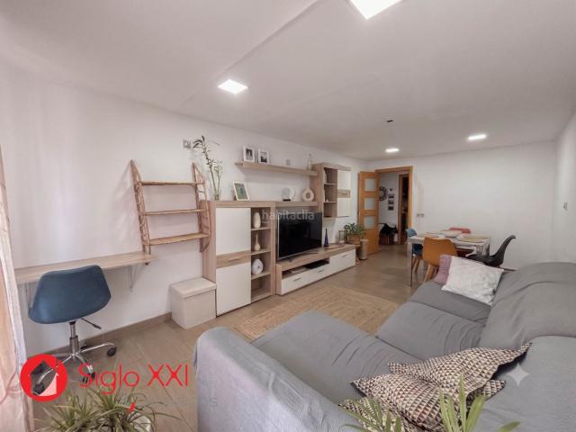 Piso en venta en Villarreal Vila real, Madrigal. Piso de tres habitaciones con balcón y espacios luminosos.Acogedor piso de tres habitaciones, donde la principal cuenta con salida. Pisos.