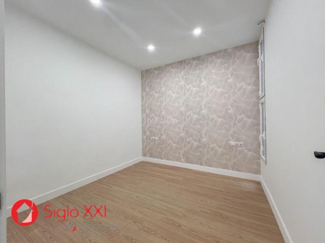 Piso en venta en Villarreal Vila real, Avenida Alemania Italia. Bonito piso distribuido en amplio salón comedor, cocina con isla completamente equipada, altillo que hace la función de una habit.