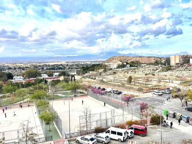 Piso en venta en Virgen del Remedio a reformar. Precio: 48.000€