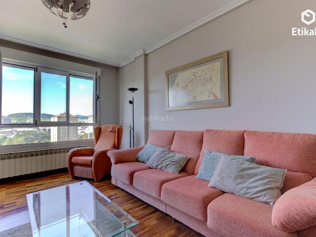 Piso en venta en Vitoria Gasteiz, Desamparados. PISO DE TRES HABITACIONES, DOS BAÑOS Y GARAJE CON FABULOSAS VISTAS. Pisos Vitoria.