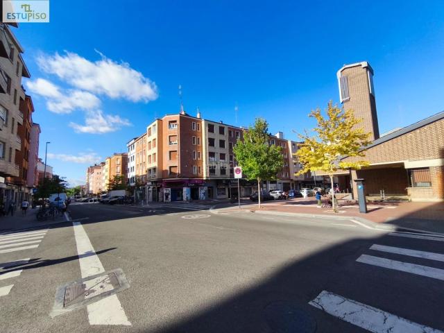 Piso en venta en Vitoria Gasteiz, Judimendi. EXCLUSIVA PISO 65m2 JUDIMENDI para actualizarCon Ascensor Cota 0CocinaSalón2 Habitaciones1 baño completo. Pisos Vitoria.