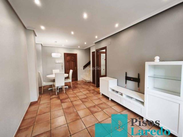 Piso en venta en Voto. Dúplex de tres habitaciones en Bádames. Pisos.