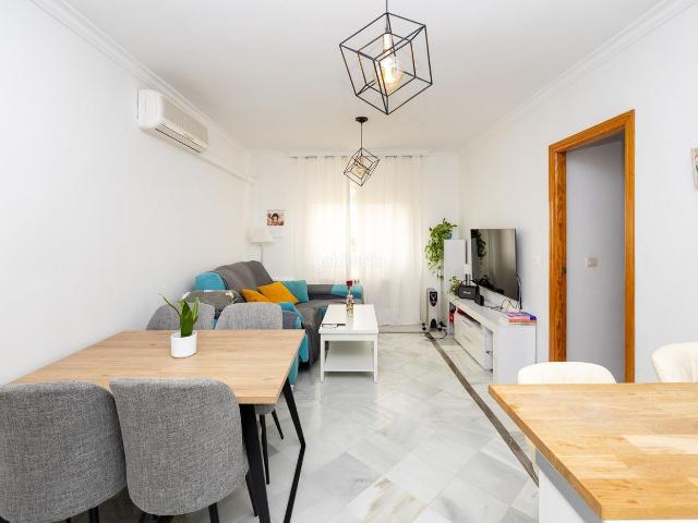 Piso en venta en Zubia La, La Zubia Ciudad. Piso 2 dormitorios, garaje y ascensor a la entrada de la Zubia, junto Ayuntamiento. Perfecto estado. Pisos Zubia.