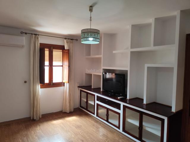 Piso en venta en Zafra. PISO ZONA CENTRO, 3 DORMITORIOS, SALON, COCINA AMUEBLADA CON OFFI Y CHIMENEA 2 BAÑOS Y TRASTERO EN PLANTA SUPERIOR. Pisos.