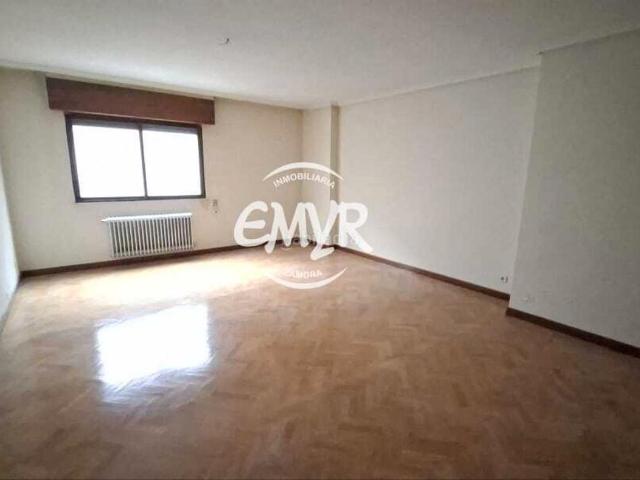 Piso en venta en Zamora, Las Viñas. Piso de 4 dormitorios con garaje en C Regimiento de Toledo. Pisos.