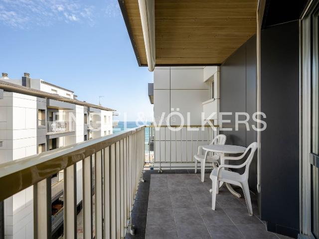Piso en venta en Zarautz. Exclusiva vivienda frente al mar con acceso directo a la playa. Pisos.