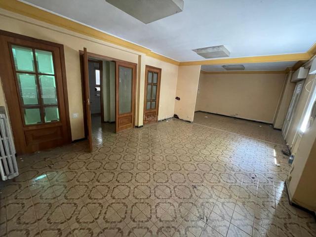 Piso en venta en Zaragoza, Alfonso. Piso para reformar, posibilidad de 5 dormitorios, cocina y dos baños. Zona turistica. Pisos.