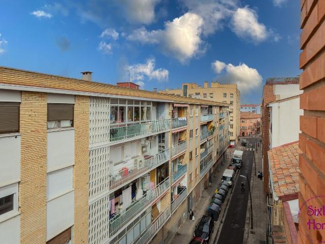 Piso en venta en Zaragoza, Arrabal. Piso a reformar en Calle Ricardo del Arco. Pisos.