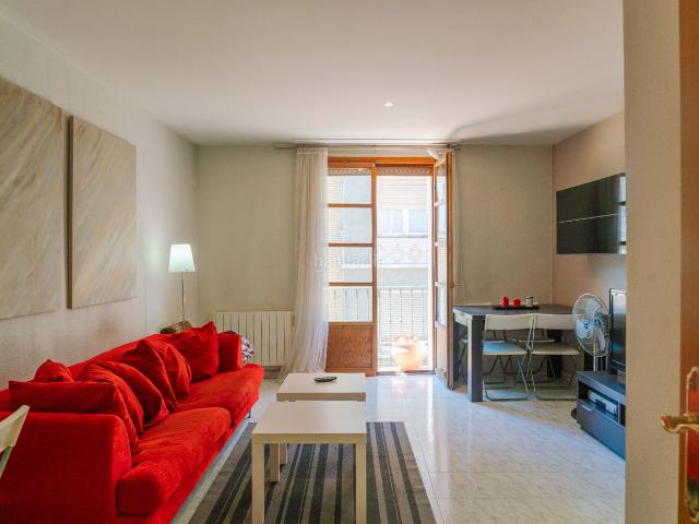 Piso en venta en Zaragoza, La Magdalena. Apartamento exterior con balcón en el casco histórico. Pisos.