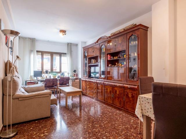 Piso en venta en Zaragoza, Las Delicias. Apartamento en buena finca. Pisos.