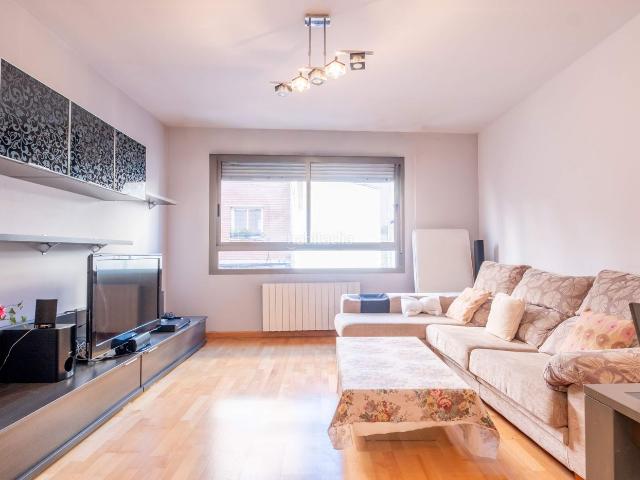 Piso en venta en Zaragoza, Las Delicias. Buscas un hogar donde todo sea fácil? Luz, espacio y confort en una finca seminueva. Pisos.