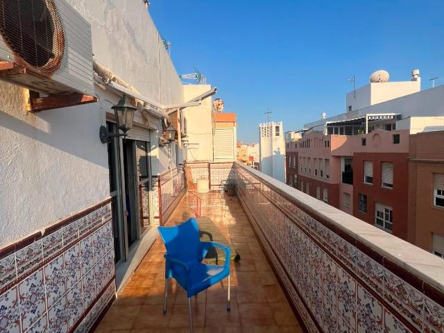 Piso en Zapillo con amplia terraza