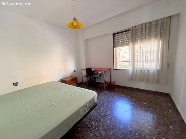 PISO EN ZONA AVDA. BLASCO IBAÑEZ, PARA ESTUDIANTES, AMPLIO, DE 4 HABITACIONES Y 2 BAÑO, A POCA DIS