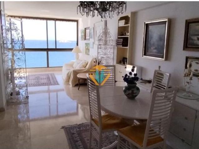 PISO EN 1ª LINEA DE PLAYA DE LEVANTE CON PARKING Y PISCINA!