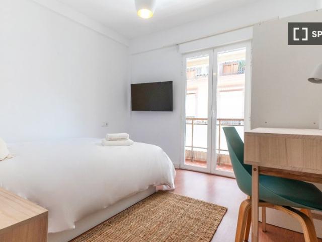 Piso entero de 4 habitaciones en València con terraza