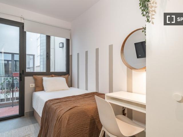 Habitación en piso de 4 habitaciones en alquiler en Sants Badal, Barcelona