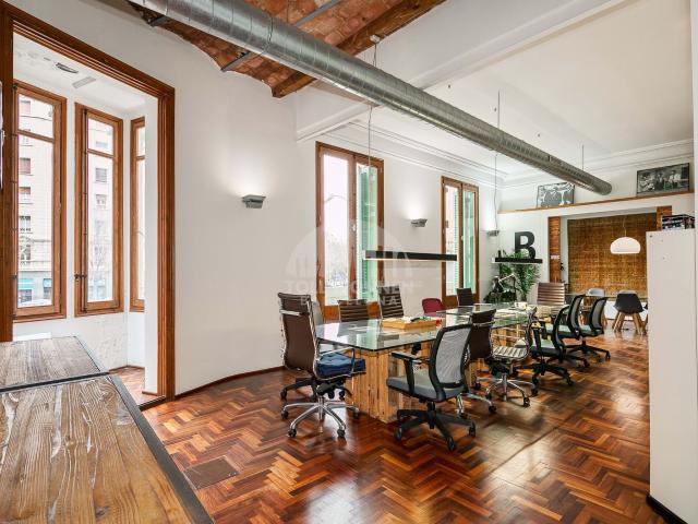 Piso esquinero cerca de Enrique Granados, l'Eixample