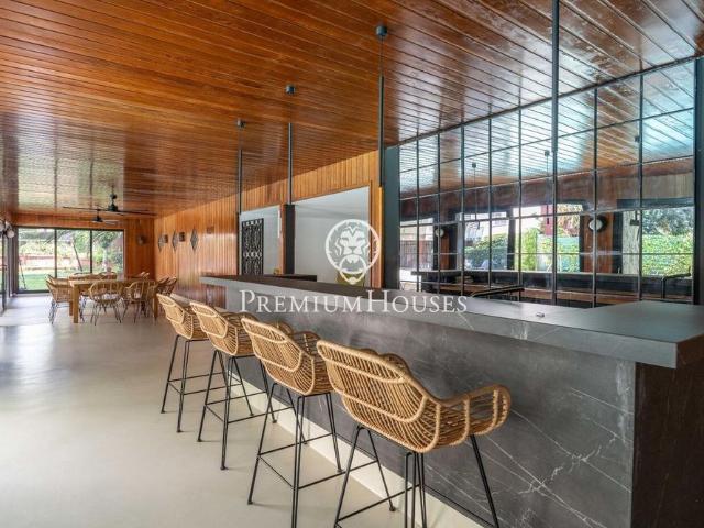 Piso esquinero con piscina comunitaria en el Vinyet