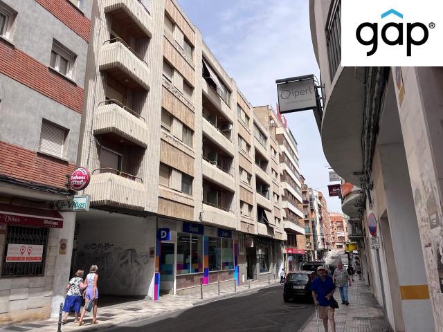 Piso grande y luminoso para estudiantes o funcionarios en calle Colón, centro de Cuenca
