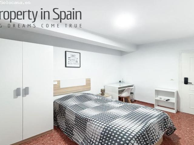 Piso ideal para inversión, con 5 habitaciones, plaza de garaje y listo para rentabilizar