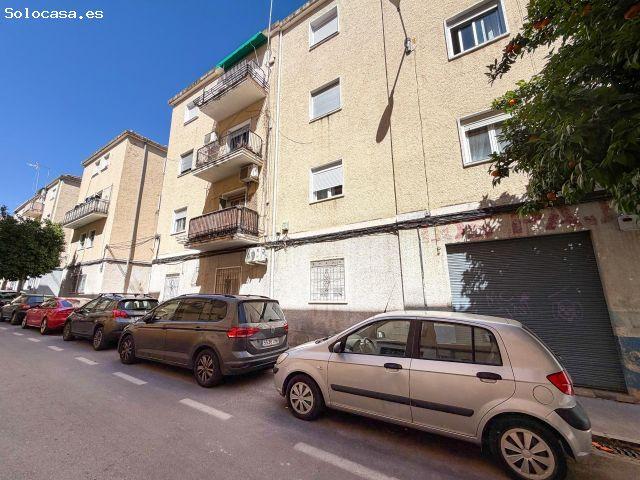Piso junto a Caleta y estación de RENFE, en planta baja con patio de 16 m2