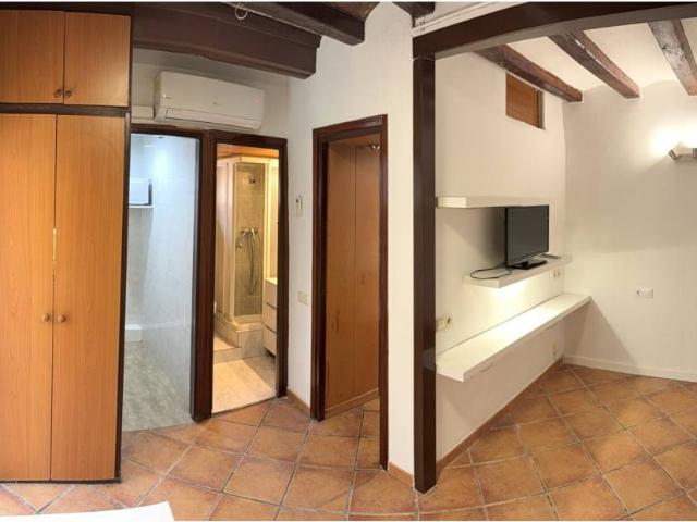 Piso junto a la Plaza Catalunya, 35m2, 1 habitación, salón y comedor, cocina independiente nueva. Amueblado con electrod
