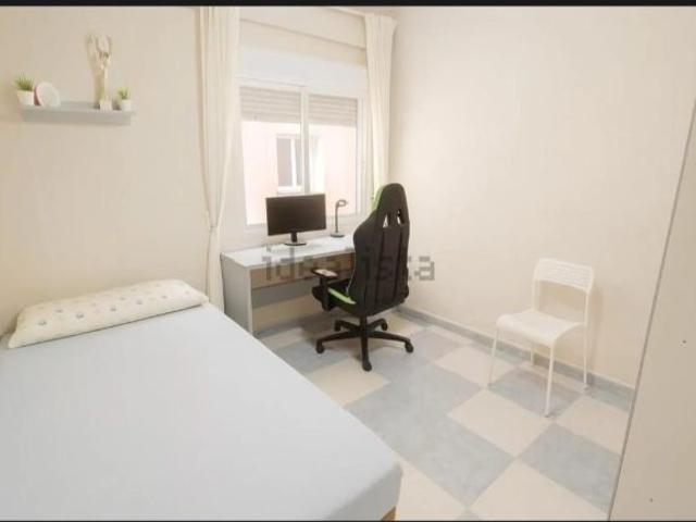 Piso junto a universidad de Traductores