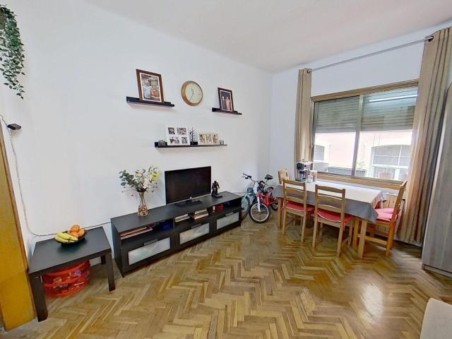 Piso luminoso con 3 habitaciones dobles