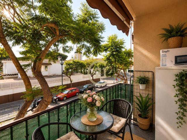 Piso luminoso con terraza y garaje a 400 metros de la playa en Fuengirola