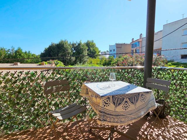 Piso luminoso con terraza y parking en Vila, Llançà – A pasos del mar