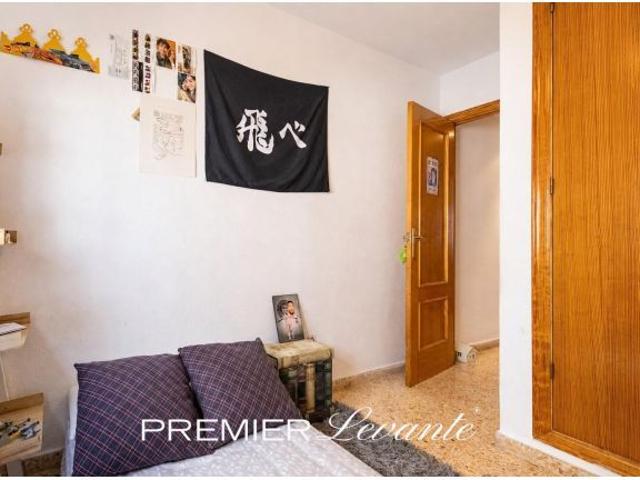 PISO LUMINOSO CON TERRAZA, 3 DORMITORIOS Y 2 BAÑOS – 210.000 €