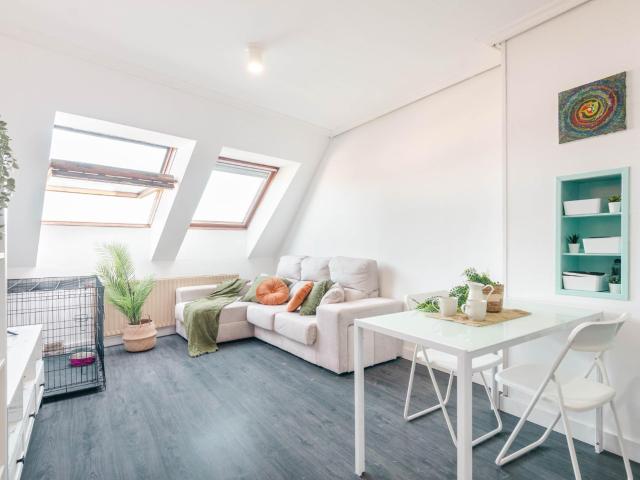 Piso luminoso con vistas al Naranco en zona tranquila de Oviedo – listo para entrar a vivir