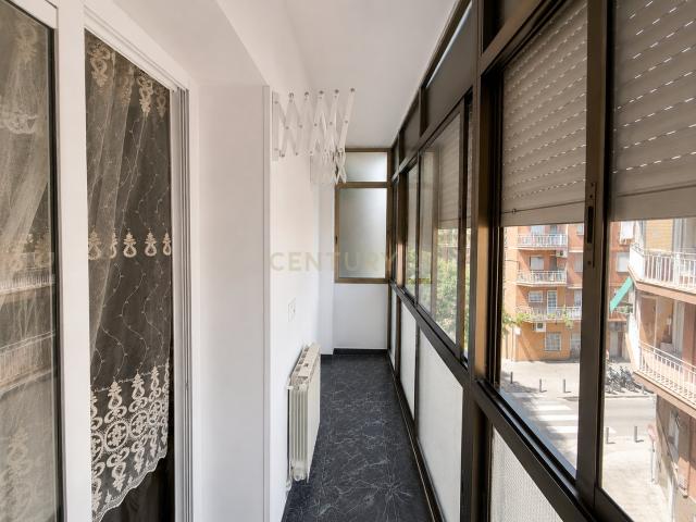 Piso luminoso de 3 dormitorios con balcón en Santa Coloma de Gramenet