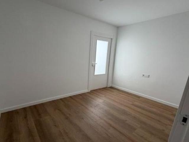 Piso luminoso de 3 habitaciones, 2 baños y ascensor en excelente zona