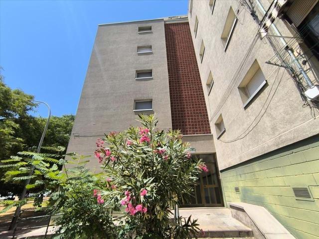 Piso luminoso en Ripollet: 3 habitaciones en primera planta con gran potencial y ubicación estratégica