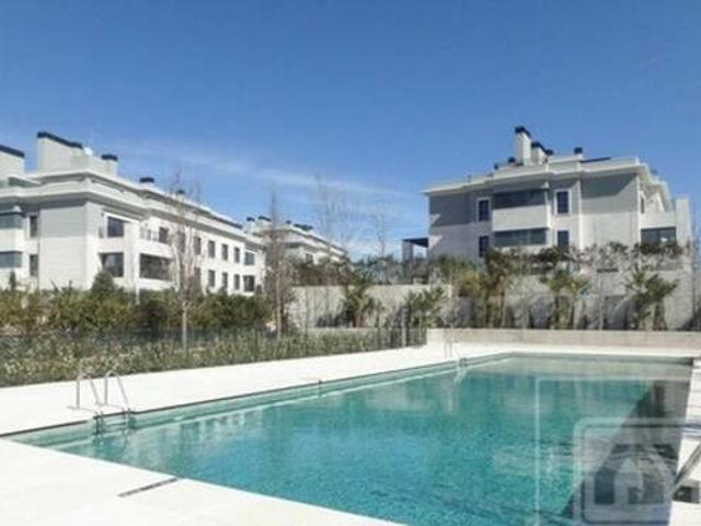 Piso para alquilar en exclusiva urbanización de Aravaca con piscina y conserje