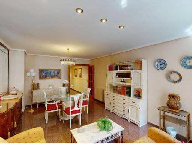 Piso para entrar a vivir con 4 habitaciones, 2 baños, garaje y trastero en centro de Castellón