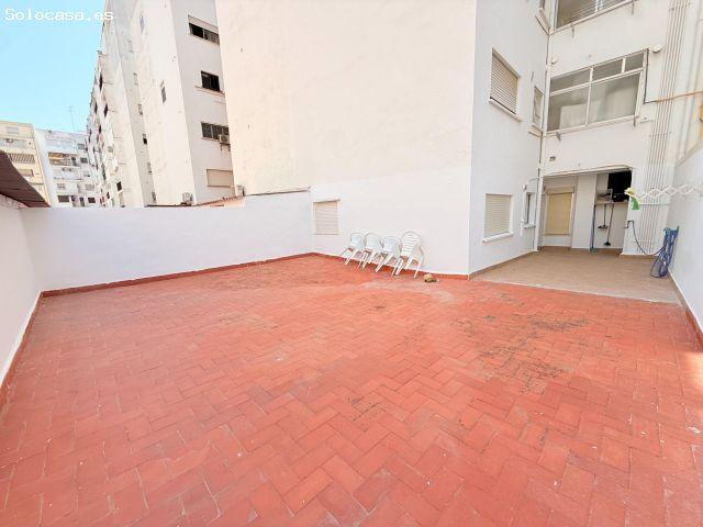 PISO PARA ESTUDIANTES CON AMPLIA TERRAZA, AMUEBLADO, DE 5 HABITACIONES Y 2 BAÑOS