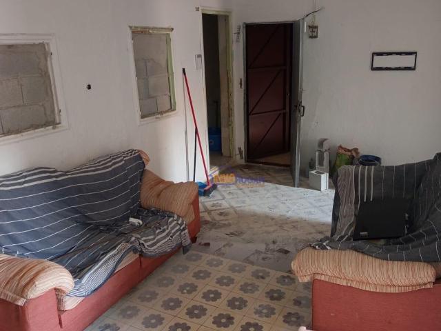 Piso para reformar con terraza en Pescadería – Almería PRECIO: 28.000 €