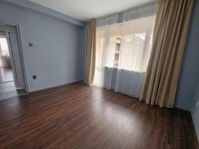 Piso reformado y amueblado con dos terrazas en Bobov Dol