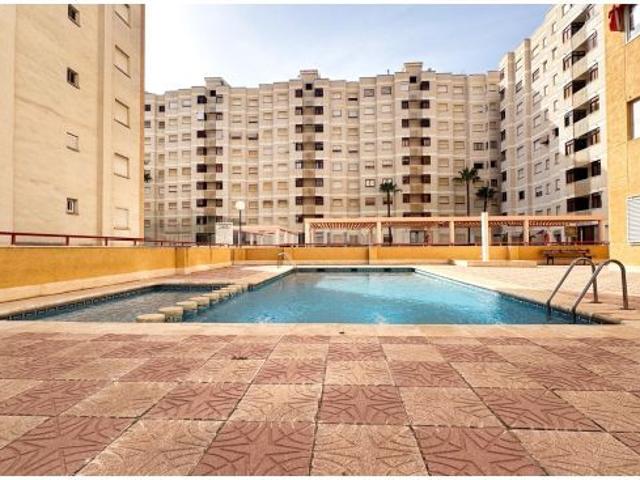 Piso reformado a solo 400 metros de la playa de Gandía – 2 dormitorios, piscina y trastero