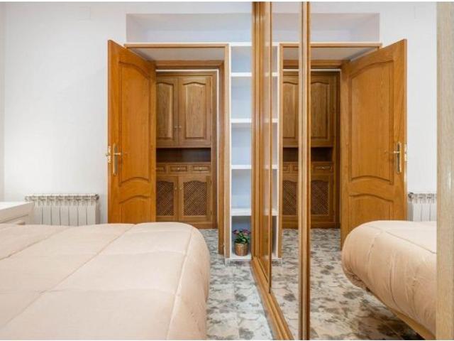 Piso reformado, con 3 dormitorios y 1 baño en pleno centro de Granada