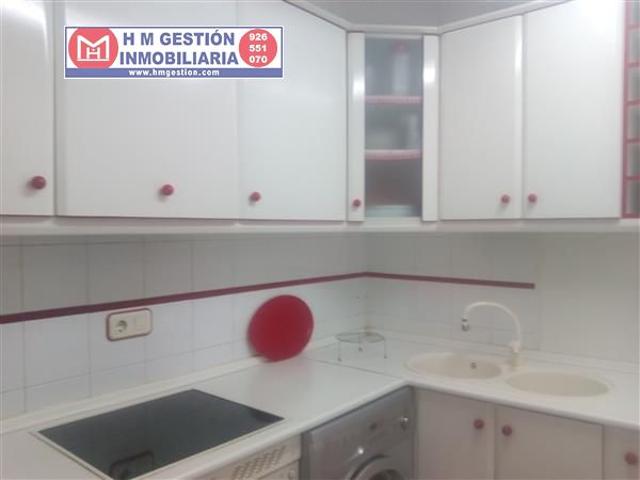 PISO REFORMADO CON 3 DORMITORIOS, MUY LUMINOSO, SUELOS DE PARQUET, AMPLIA COCINA, CALENTADOR DE AGUA ELÉCTRICO, CON CALEFACCIÓN COMUNITARIA