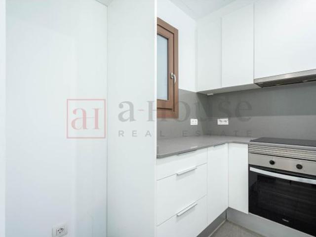 PISO REFORMADO CON BALCÓN EN EL BARRIO DE SANT ANTONI