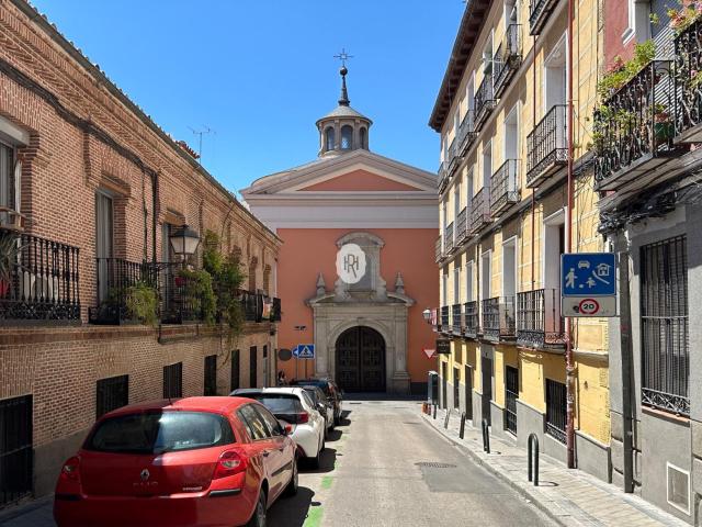 Piso reformado con dos balcones y vistas despejadas en Embajadores