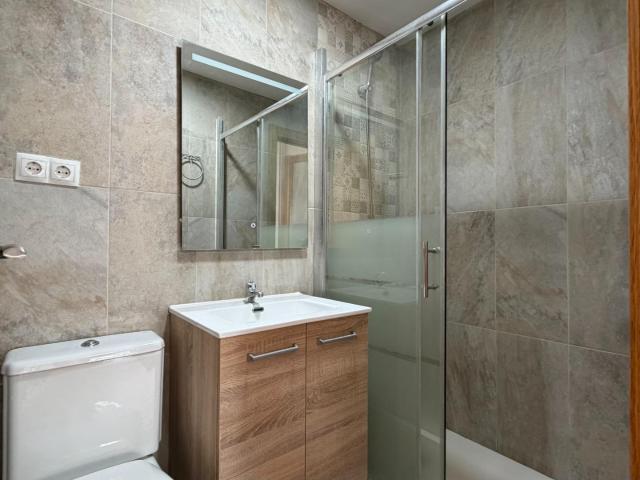 ¡Piso Reformado con Terraza y 4 Habitaciones en Paterna!