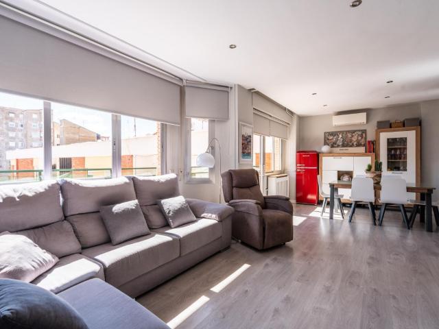 *^PISO REFORMADO CON TRES TERRAZAS Y VISTAS ABIERTAS EN EL CENTRO DE ALBACETE^*^ En el corazón de Albacete se encuentra esta vivienda que destaca por su equilibrio entre amplitud, luz y ubicación