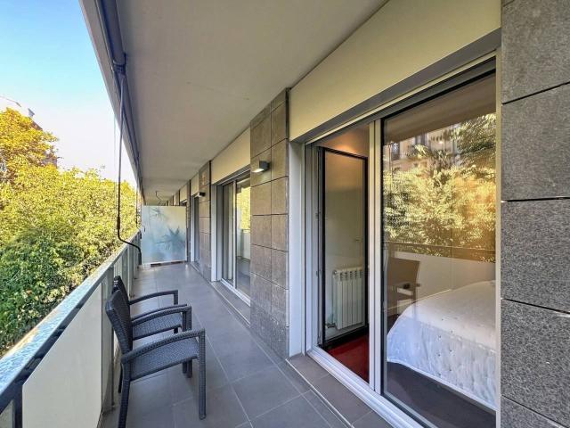 Piso reformado con una terraza y un patio en finca moderna de 2010 con ascensor, ubicado en el corazón del Eixample Esqu